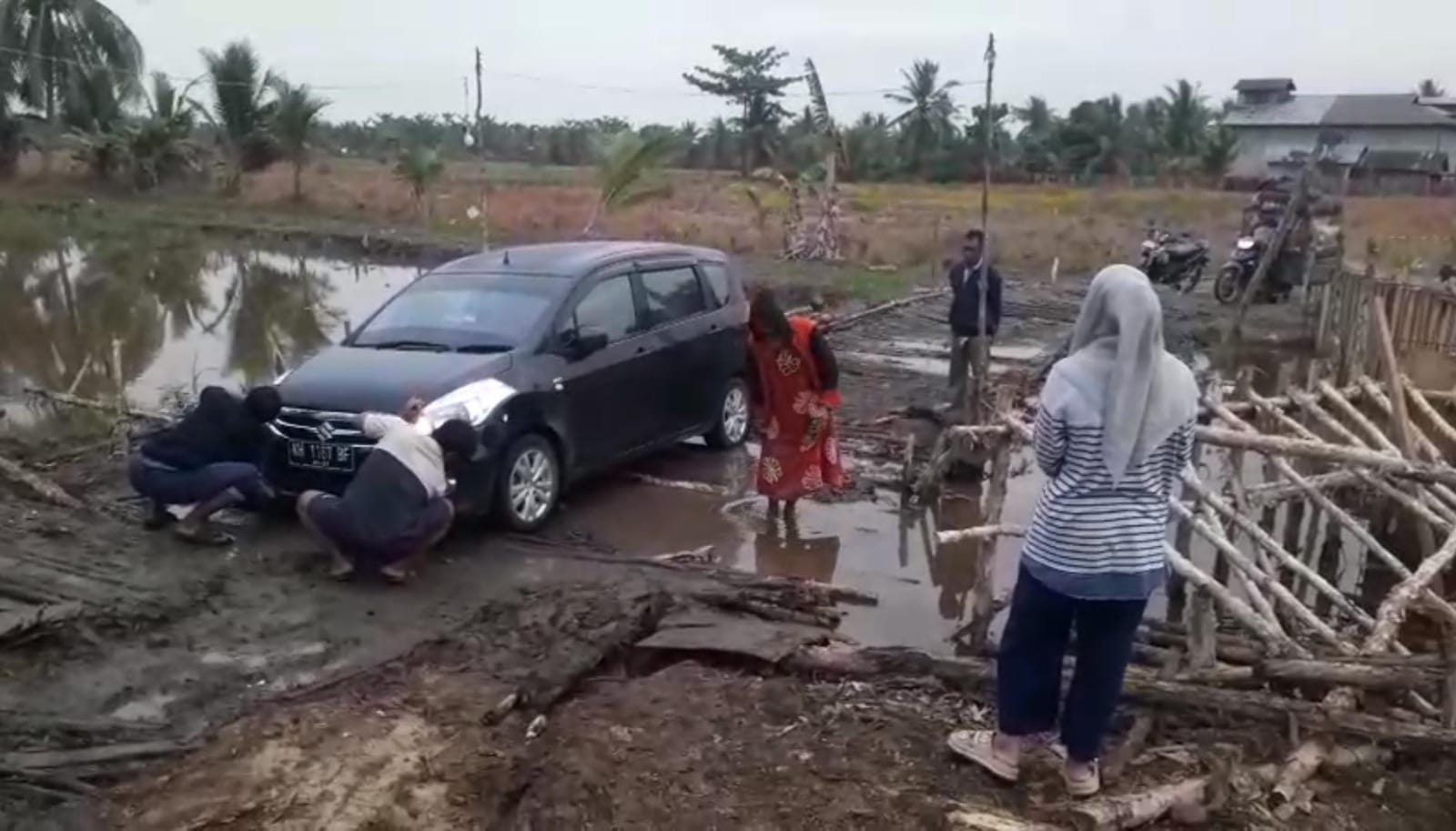 Kondisi jembatan alternatif di Skunder IV sulit dilalui kendaraan.