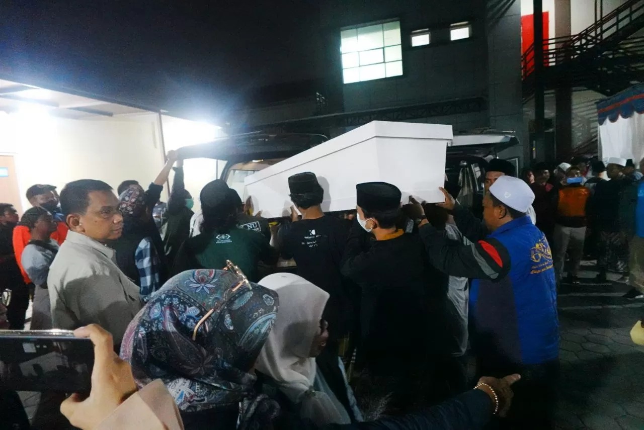 Prosesi jenazah diantarkan ke rumah duka usai diidentifikasi di RS Bhayangkara, Minggu (5/10/2025). (JawaPos.com)