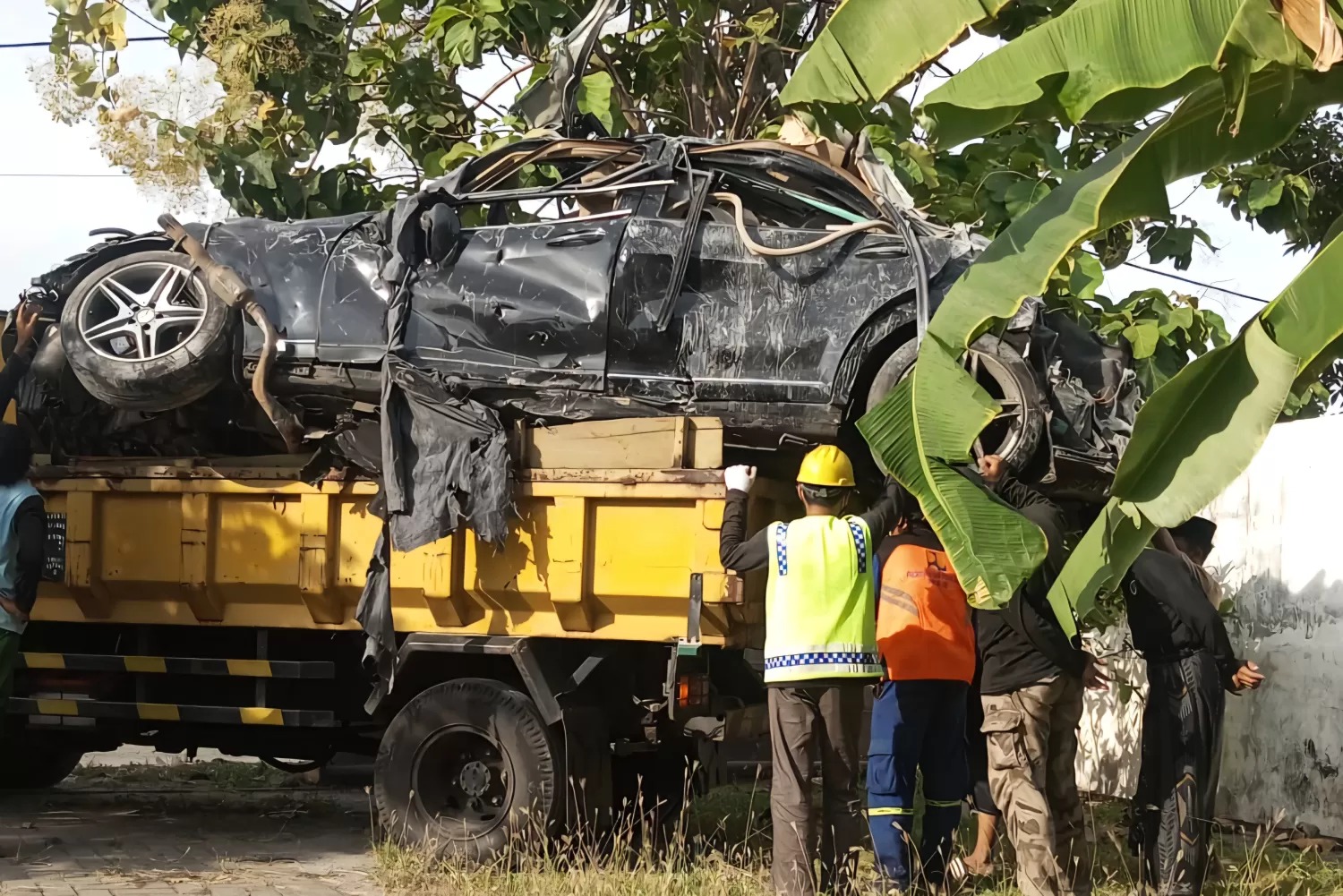 Mobil mewah diduga Mercedes-Benz CLA Class ikut dievakuasi dari reruntuhan bangunan ponpes Al Khoziny Sidoarjo sabtu sore (4/10/2025) sore. (Istimewa)