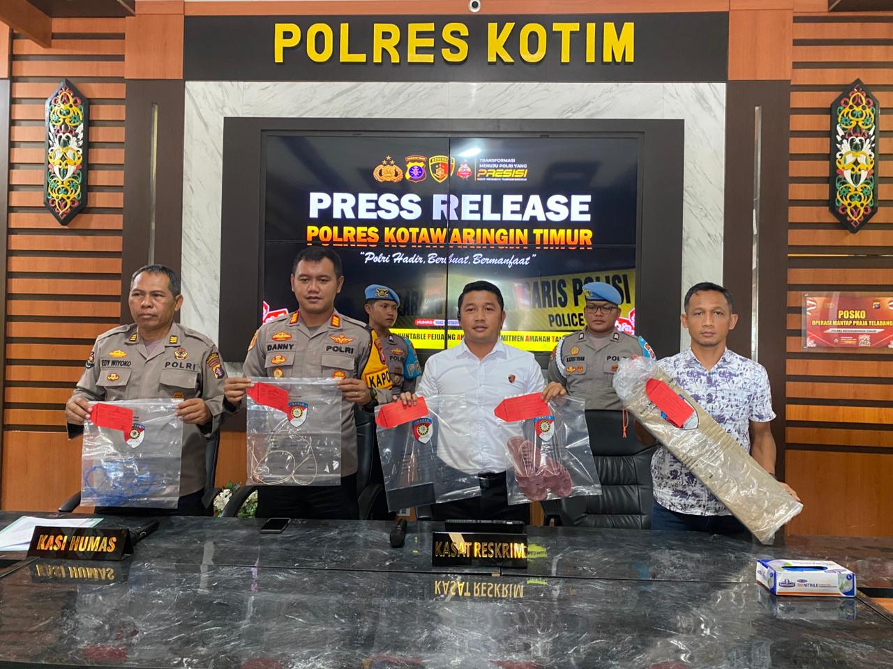 Kasatreskrim Polres Kotim, AKP Iyudi Hartanto memimpin rilis.