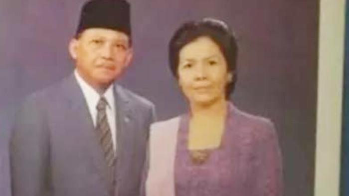 Istri Wapres ke-4 RI Karlinah Djaja Atmadja bersama suami Umar Wirahadikusumah (istimewa)