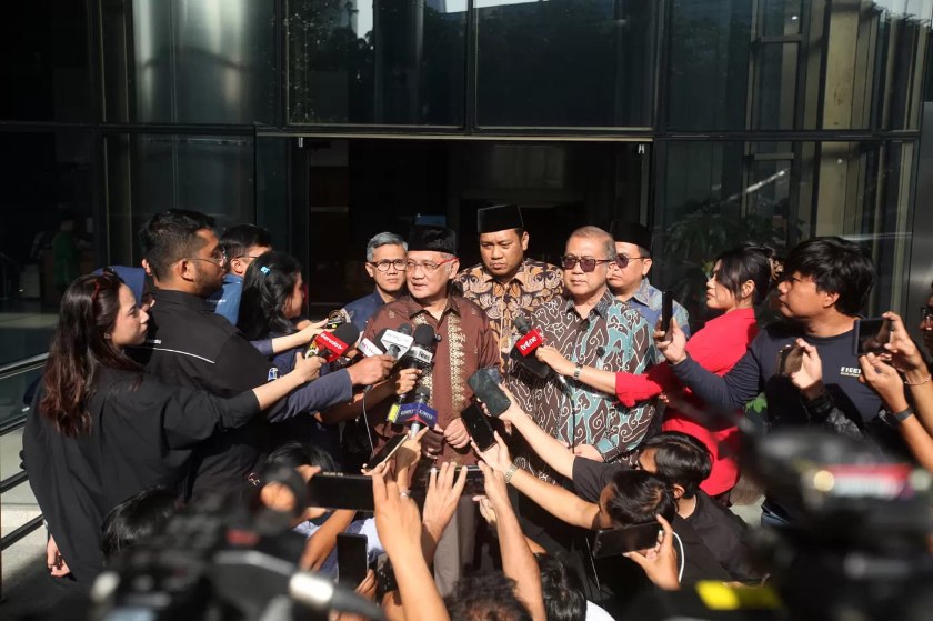 Menteri Haji dan Umrah Mochamad Irfan Yusuf atau Gus Irfan memberi salam usai pertemuan dengan Komisi Pemberantasan Korupsi (KPK) di Gedung Merah Putih KPK, Kuningan, Jakarta, Jumat (3/10/2025). (Jawa