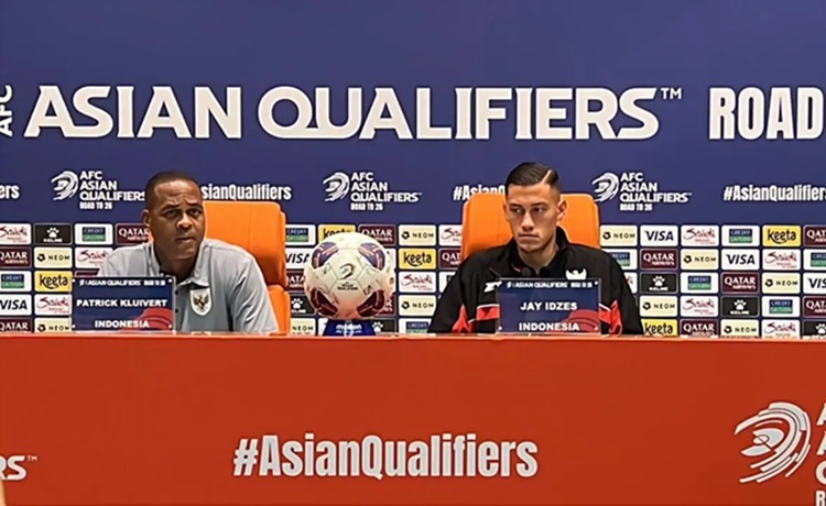 Pelatih kepala Timnas Indonesia Patrick Kluivert didampingi Jay Idzes saat jumpa pers jelang laga kontra Arab Saudi, Selasa (07/10/2025). (Sumber: Hery Kurniawan/Bola.com)