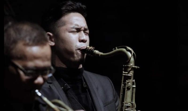 Saksofonis, Dennis Junio