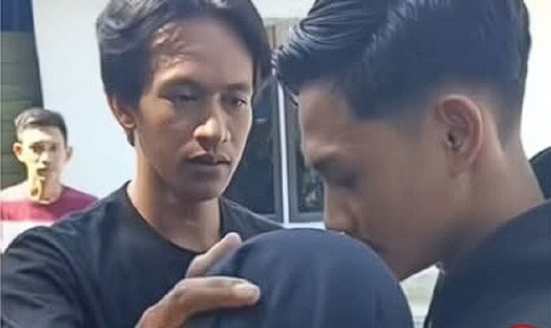 Tangkapan layar video yang beredar di media sosial seorang suami menyerahkan istri kepada selingkuhan.