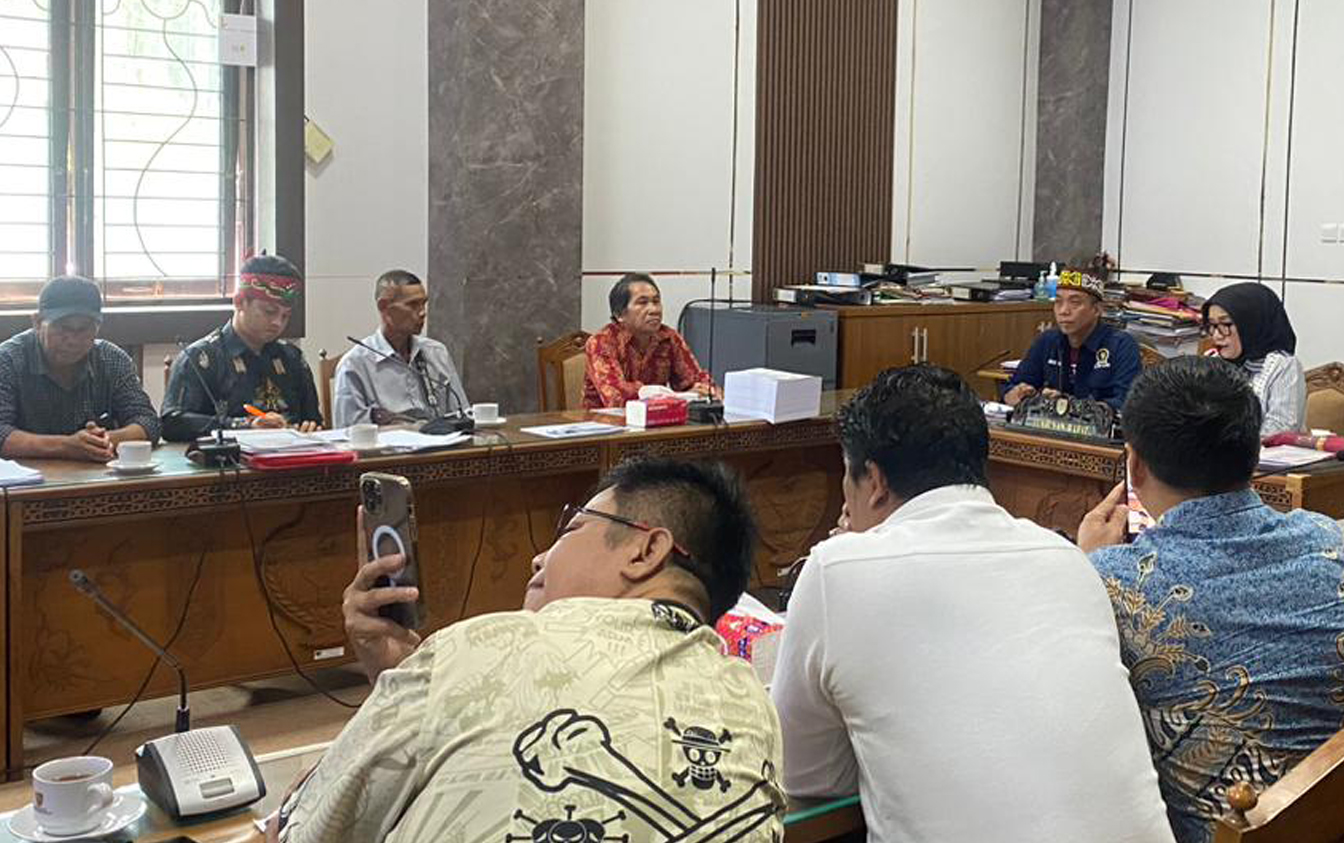 Masyarakat dari Desa Buhut Jaya dan desa sekitar yang mengadukan permasalahan sengketa lahan ke Komisi II DPRD Kalimantan Tengah.SHAFA/KALTENG POS