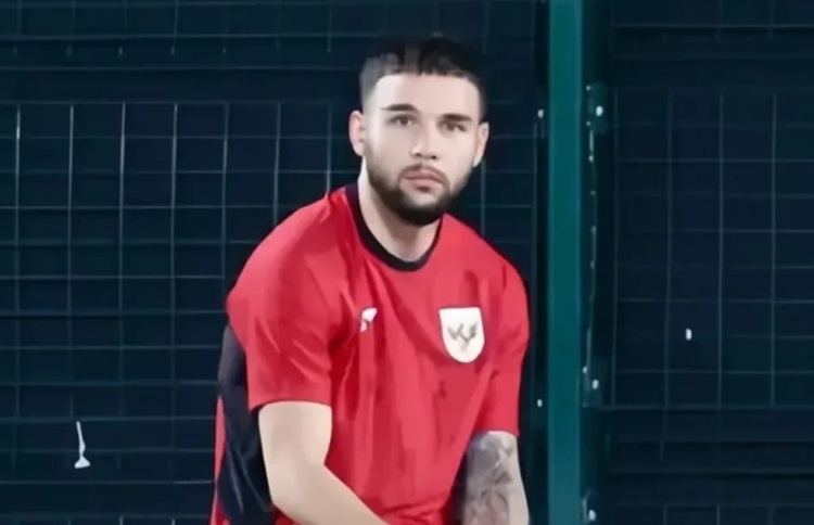 Ekspresi sedih Calvin Verdonk karena hanya bisa menyaksikan rekan-rekannya dari tepi lapangan saat latihan terakhir dan dipastikan absen saat laga versus Arab Saudi. (Sumber: Instagram @bolalokal.id)