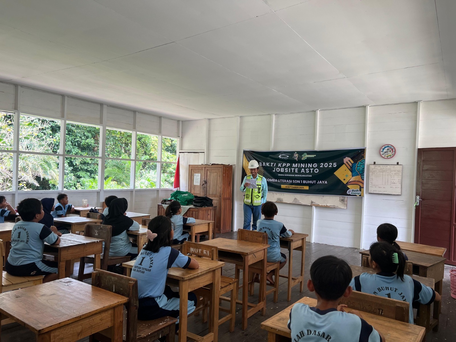 Lomba literasi guna menumbuhkan semangat belajar yang digelar digelar PT Kalimantan Prima Persada.
