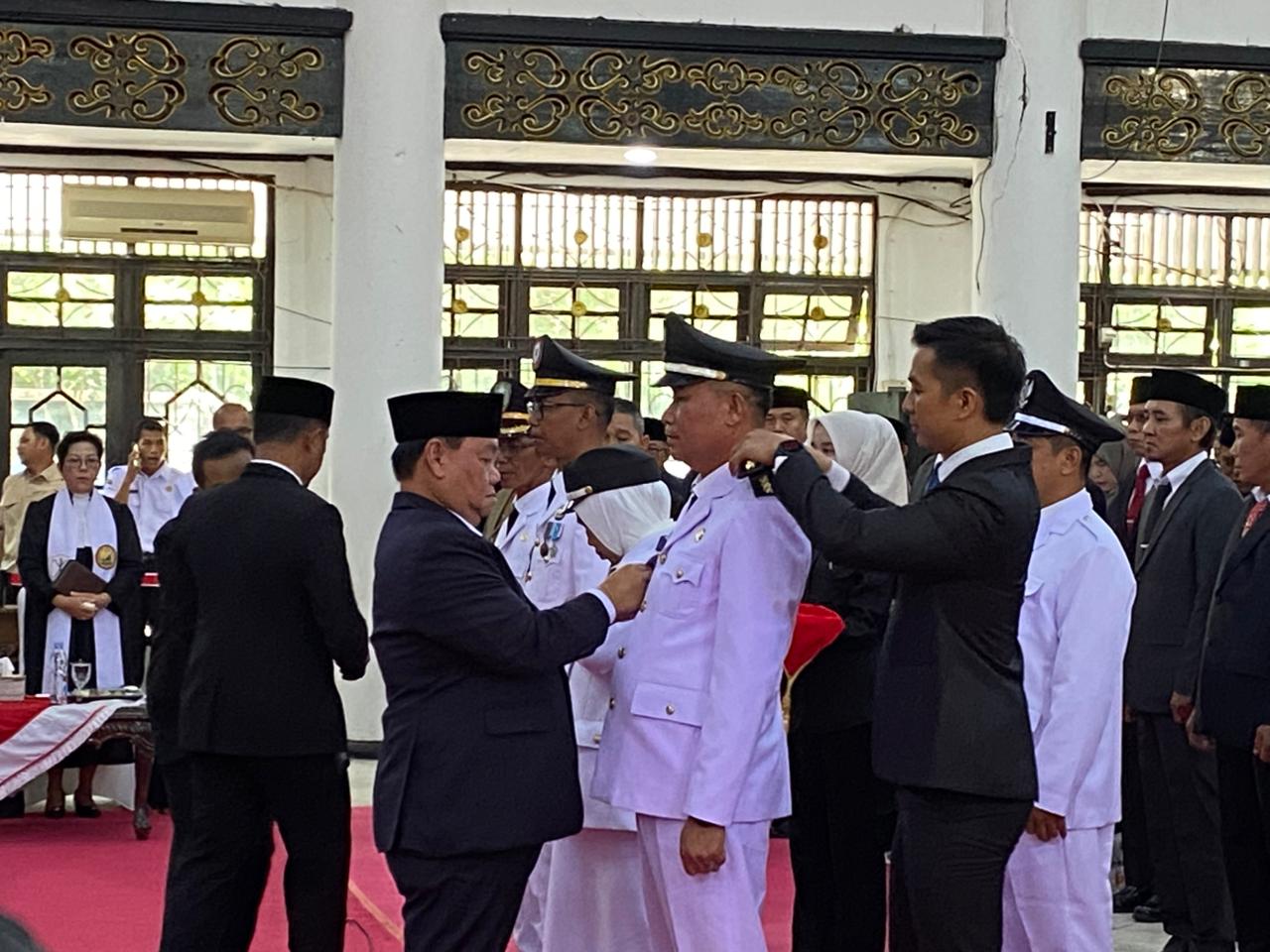 Bupati Kotim Halikinnor melantik 4 camat baru, Rabu (8/10/2025) di Gedung Serba Guna Sampit.