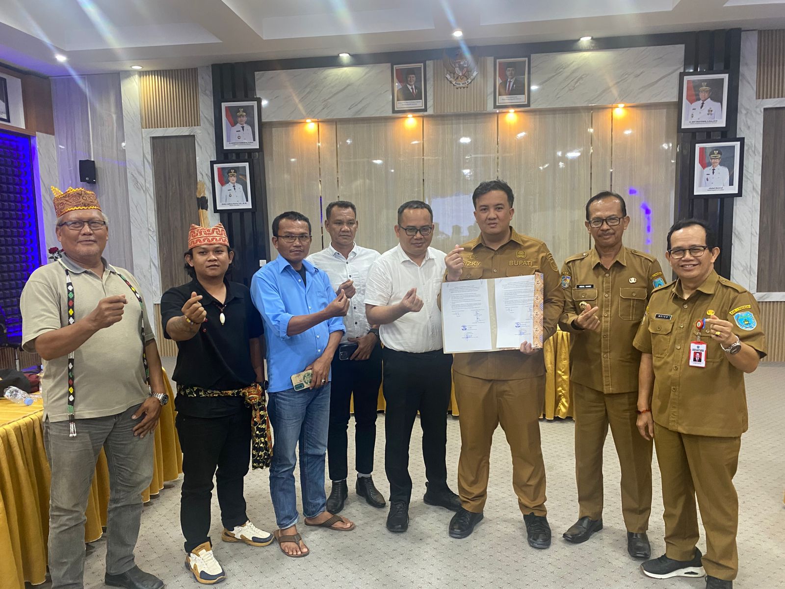 Bupati Lamandau Rizky Aditya Putra, saat melakukan mediasi konflik antara perusahaan dan warga lima desa, belum lama ini.