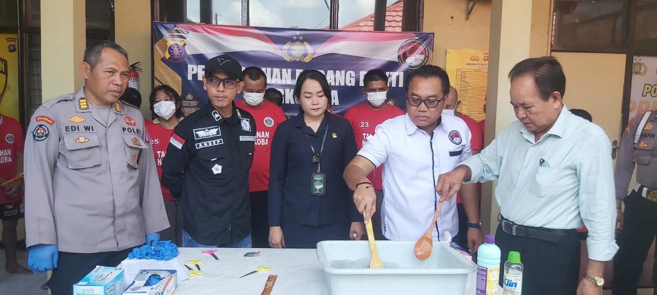 Pemusnahan barang haram.MIFTAH/KALTENG POS