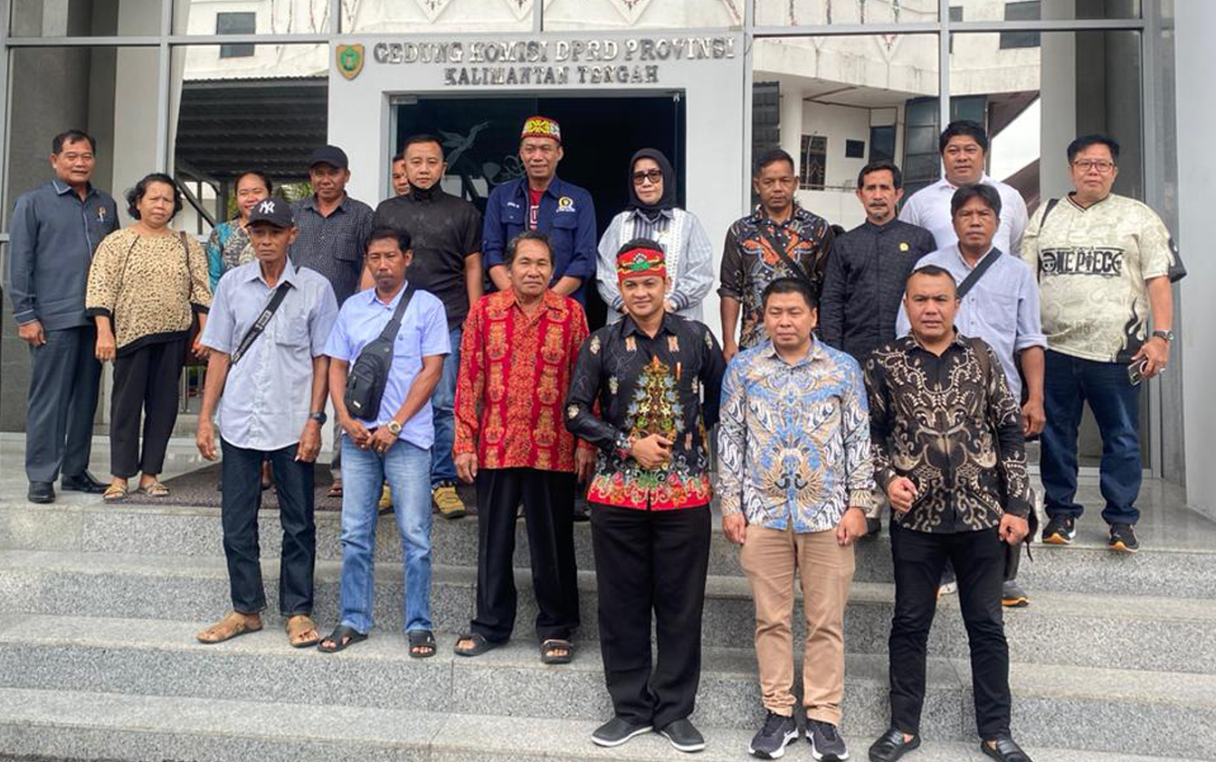 Masyarakat dari Desa Buhut Jaya dan desa sekitar yang mengadukan permasalahan sengketa lahan ke Komisi II DPRD Kalimantan Tengah.SHAFA/KALTENG POS
