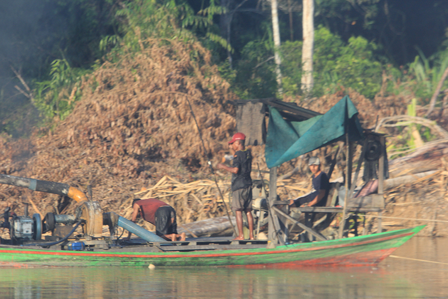 Pemandangan pertambangan emas tradisional di sungai Rungan.AGUS PRAMONO/KALTENG POS