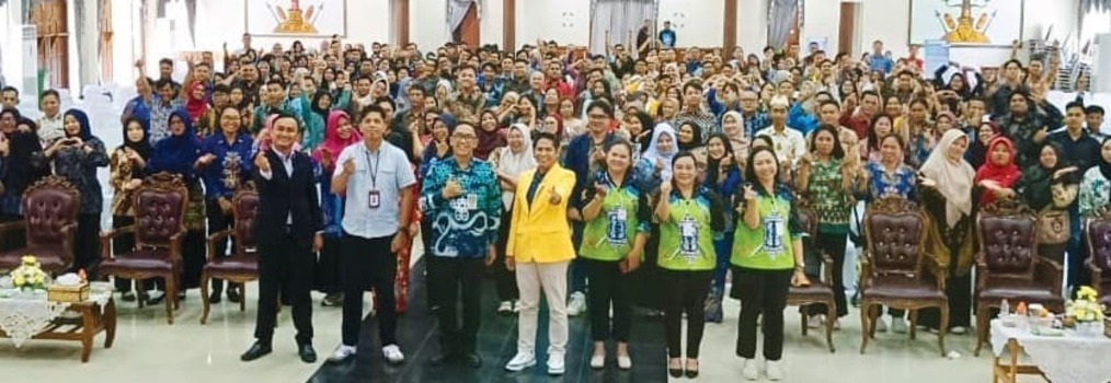 KEBERSAMAAN : Direktur UT Palangka Raya Hariyadi SP MP beserta jajaran dan narasumber foto bersama dengan peserta, Rabu (8/10).