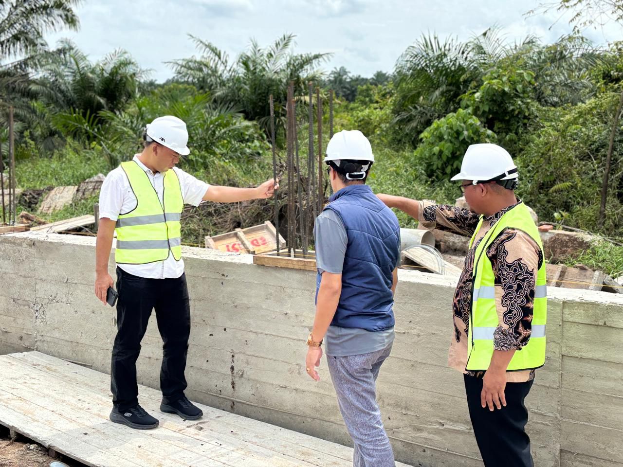 Rombongan Kanwil Ditjendpas Kalteng I Putu Murdiana ketika melakukan pemantauan pembangunan tembok Lapas Klas III Sukamara.HUMAS