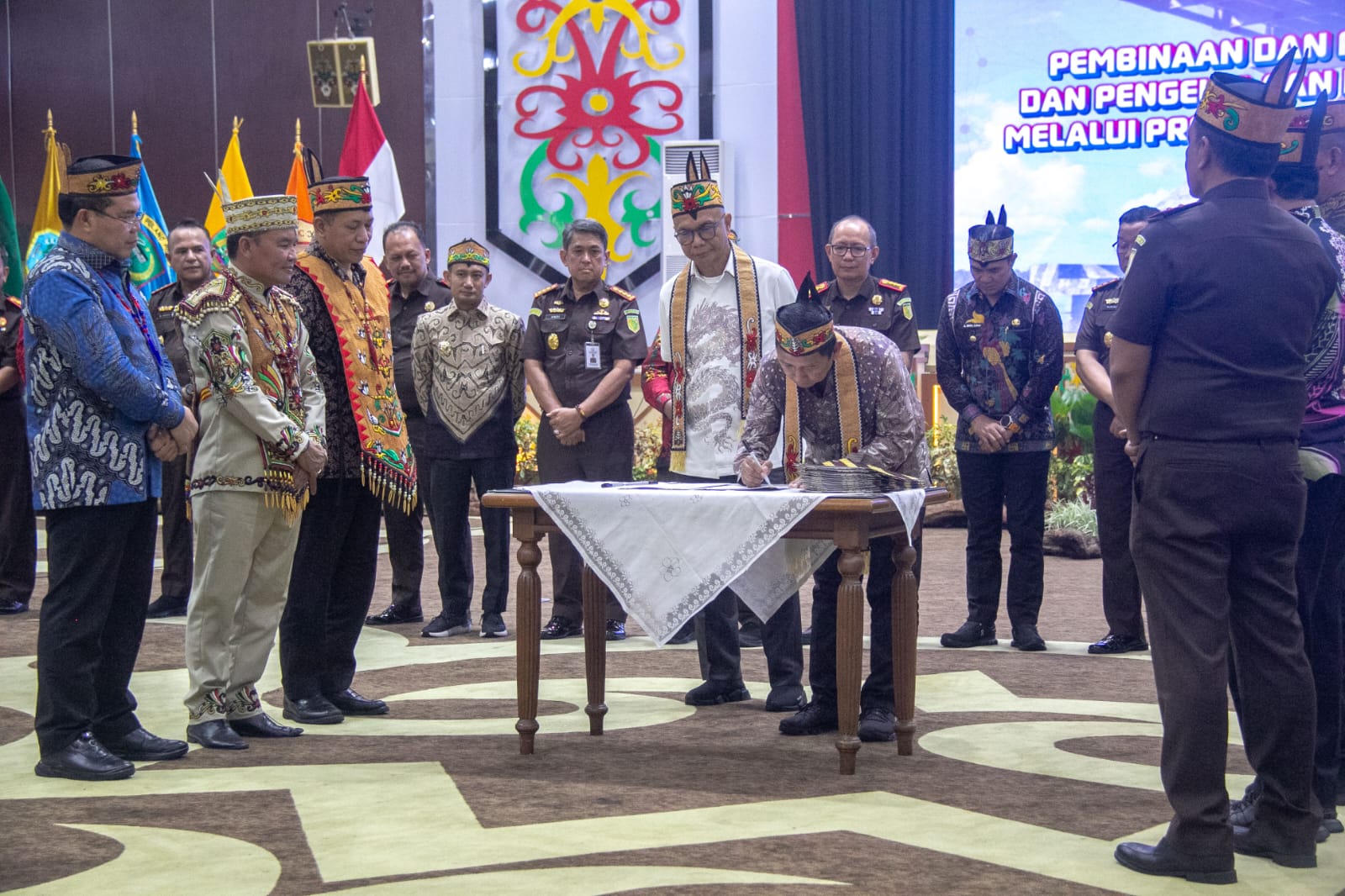 Jaksa Agung Muda Intelijen Kejaksaan Agung RI Prof. Dr. Reda Manthovani (kemeja putih) menyaksikan penandatanganan PKS di Aula Jayang Tingang. ARIEF PRATHAMA/KALTENG POS