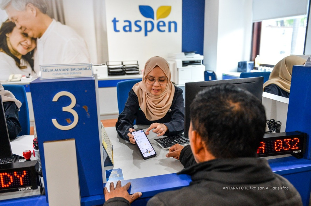 Pegawai TASPEN sedang menjelaskan cara penggunaan aplikasi Andal by Taspen kepada peserta.