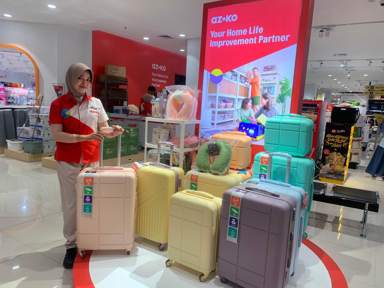 Crew Azko berpose di area penjualan perlengkapan rumah tangga dan gaya hidup di Duta Mall Palangka Raya, Kamis (9/10/2025). RIFQI/KALTENG POS