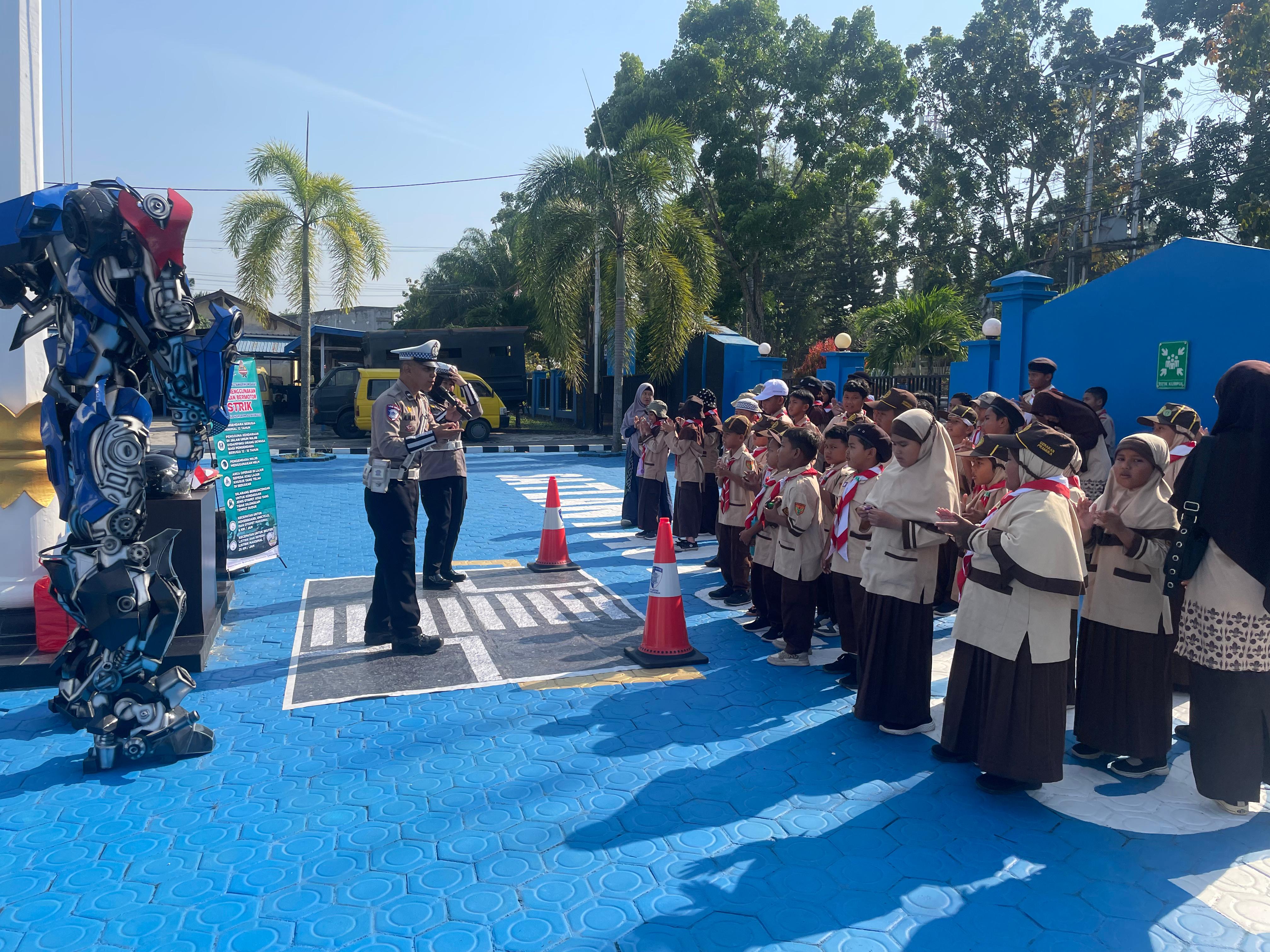 Anggota Satlantas Polres Kobar memberikan edukasi kepada para murid yang berkunjung untuk dikenalkan berkaitan dengan aturan berlalu lintas, Jumat (10/10/2025)