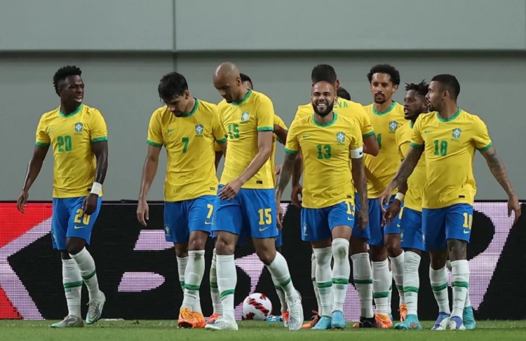 Para pemain Brasil berselebrasi usai meraih kemenangan 5-1 atas Korea Selatan dalam laga persahabatan yang digelar di Seoul World Cup Stadium, Kamis (2/6/2022). (Sumber: REUTERS/Kim Hong-Ji)