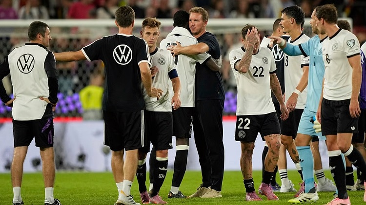 Pelatih Jerman, Julian Nagelsmann (tengah), menyalami para pemain setelah timnya sukses menaklukkan Irlandia Utara di Grup A Kualifikasi Piala Dunia 2026 zona Eropa. (Sumber: AP)