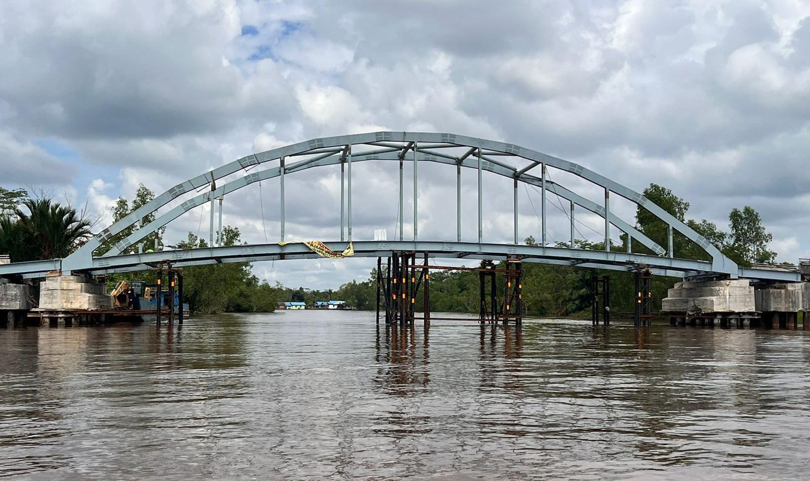 Jembatan Terusan yang sempat runtuh pada 22 Februari 2025 lalu saat ini sudah terbentang. Foto: Ist