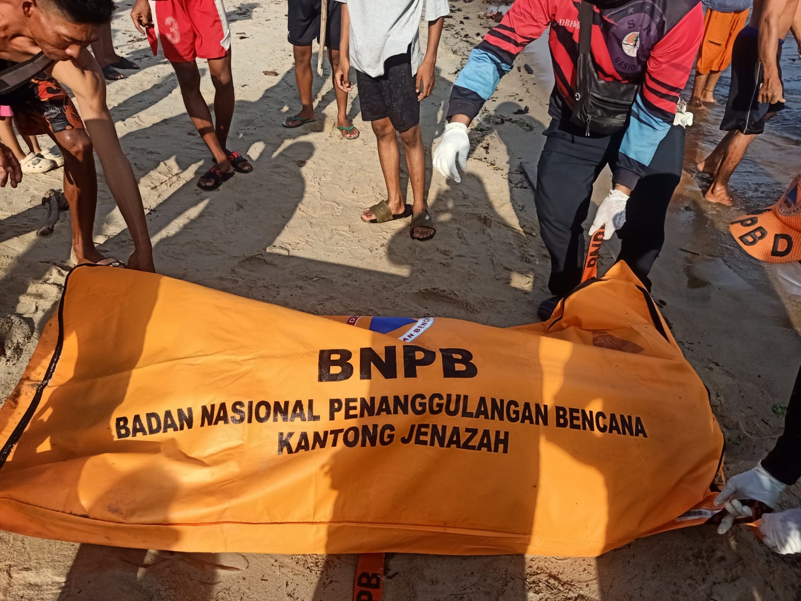 Dua jenazah yang ditemukan di perairan Ujung Pandaran, Kabupaten Kotawaringin Timur (Kotim), dipastikan merupakan anak buah kapal (ABK) Tug Boat Dantin 136 yang tenggelam pada Senin (7/10/2025) dini h