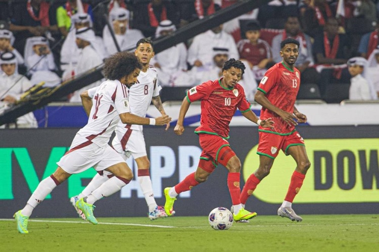 Duel Oman (merah) vs Qatar (putih) pada matchday perdana grup A yang berakhir imbang 0-0. Oman akan bertemu Uni Emirat Arab (UEA) di matchday 2, Minggu 12 Oktober 2025. (Sumber: qatar-tribune.com)