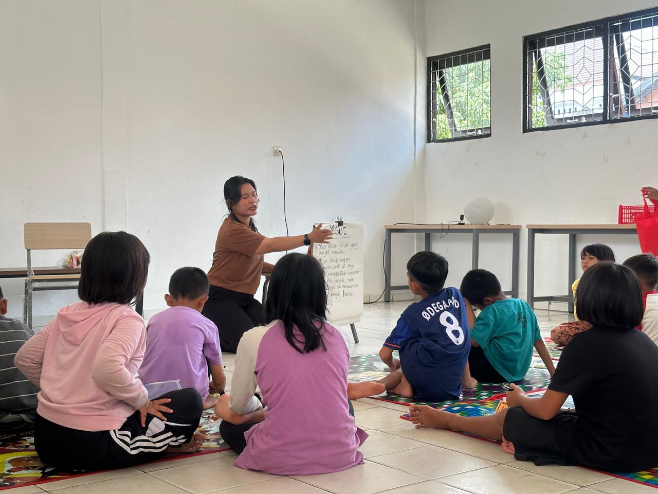 Peserta didik dari Sekolah Rakyat terlihat serius saat mengikuti proses pembelajaran dalam masa MPLS, Jumat (10/10/10).