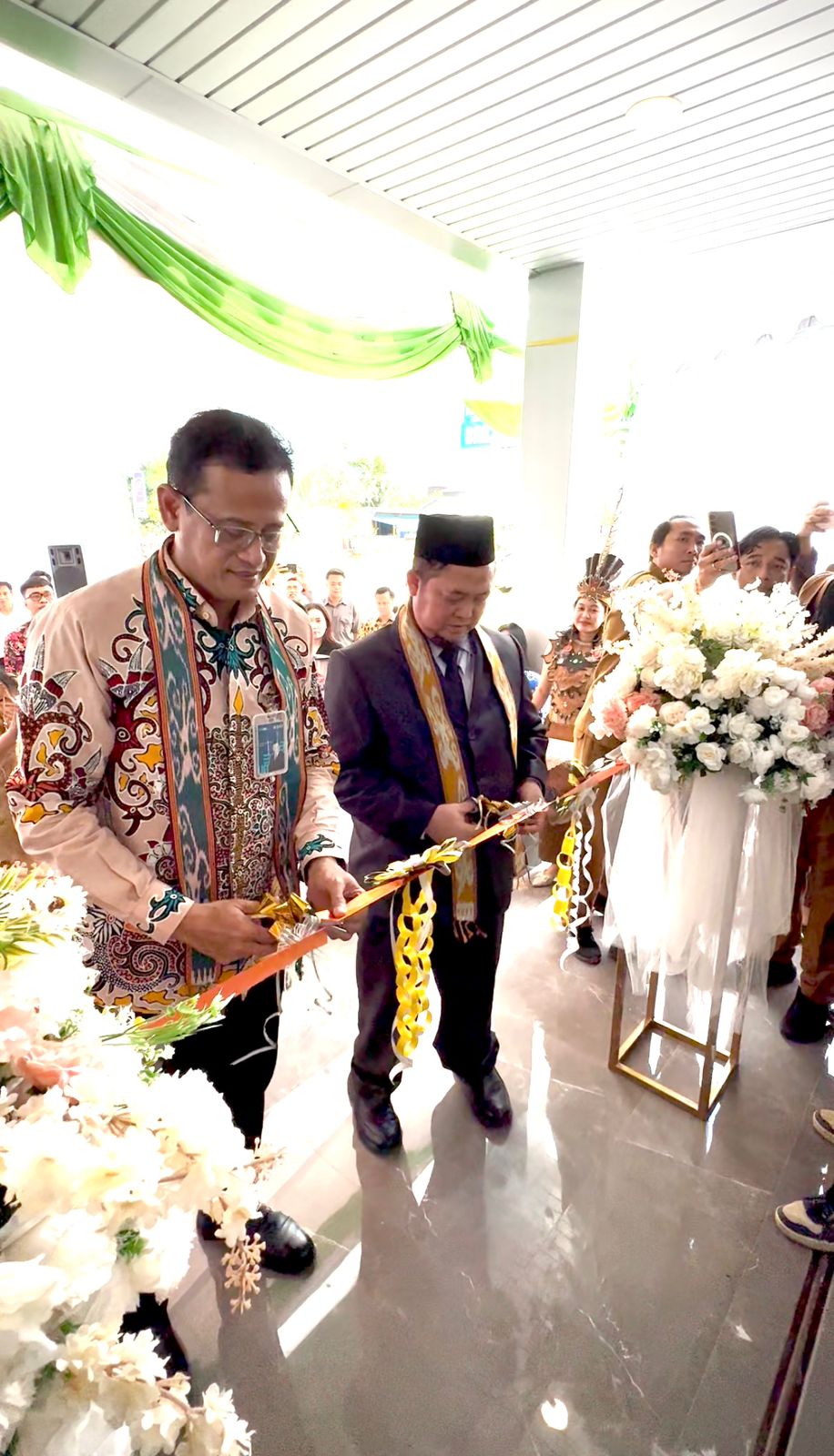 Area Head BNI Wilayah Kalteng Muhammad Muadzdzom bersama Bupati Katingan Saiful saat peresmian kantor baru Kantor Cabang Pembantu (KCP) Kasongan yang ditandai secara simbolis dengan pemoton