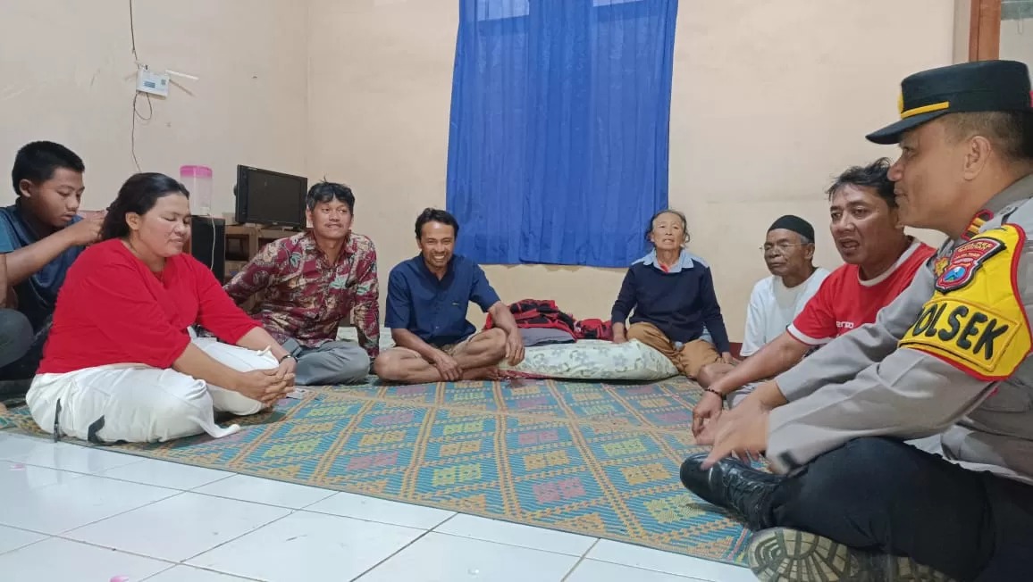 Kana Kumalasari (baju merah), ibunda Sheila Arika saat ditemui di rumahnya. (RADAR MADIUN)