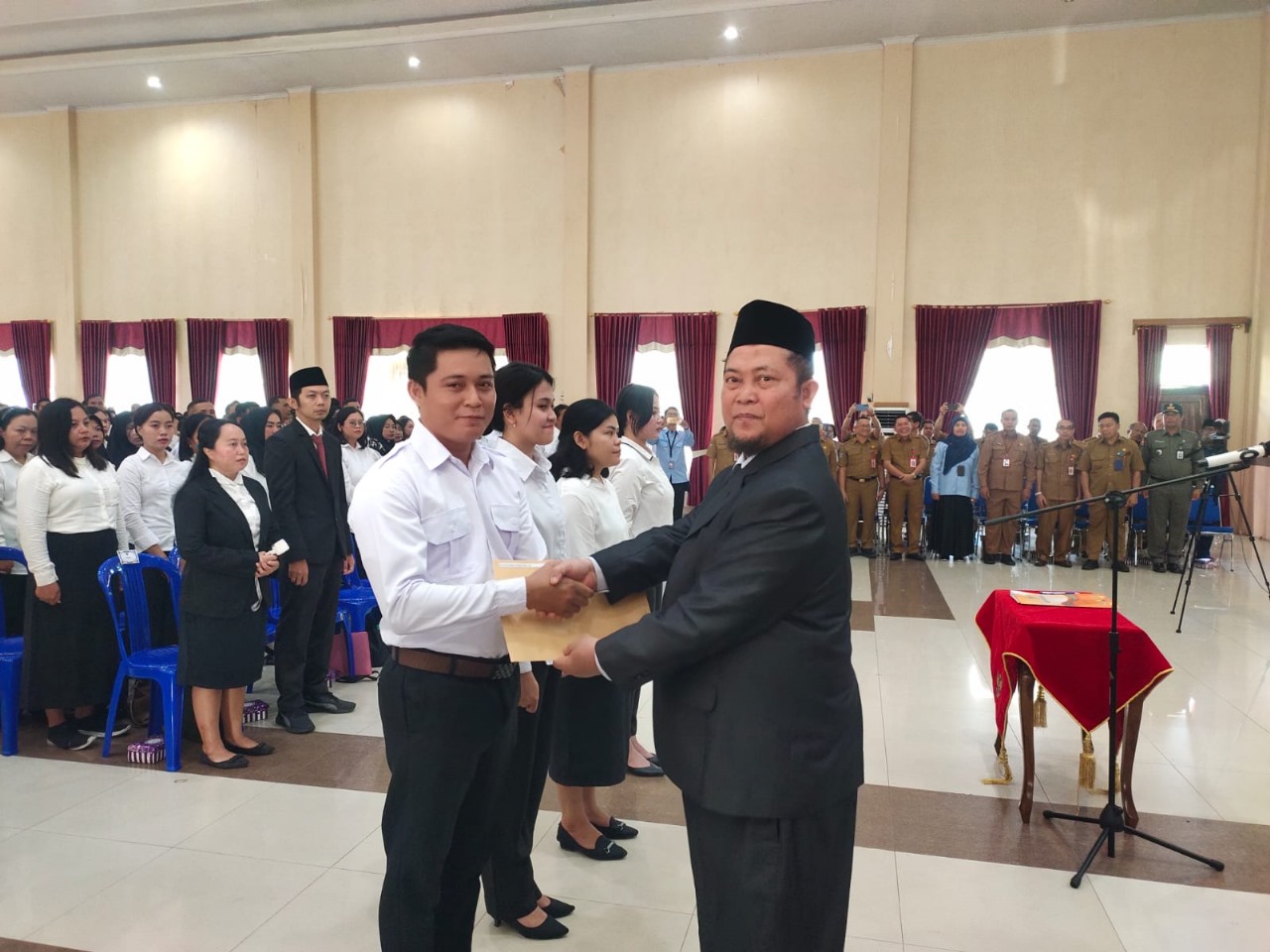 Bupati Katingan, Saiful ketika menyerahkan SK pengangkatan PPPK tahan II, Senin (13/10/2025).