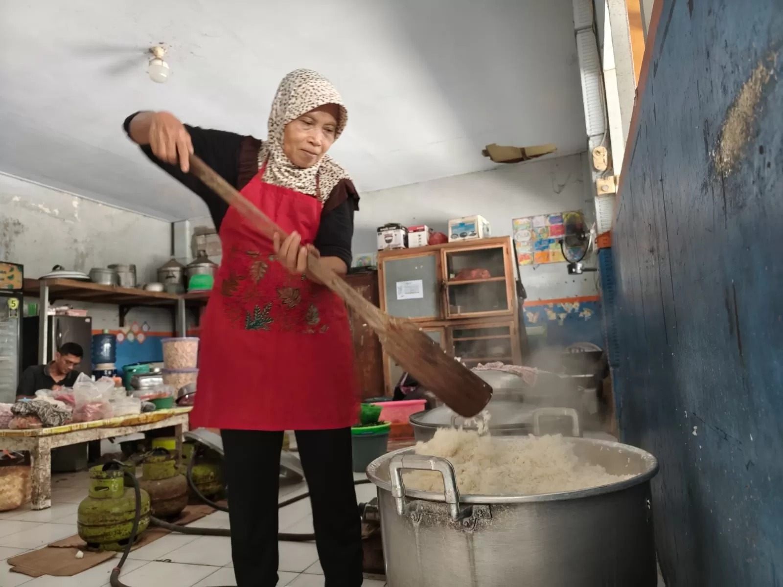 HIGIENITAS: Lima juru masak dapur SDMT Ponorogo menyiapkan 908 porsi makan siang bergizi untuk siswa setiap harinya. (RADAR PONOROGO)