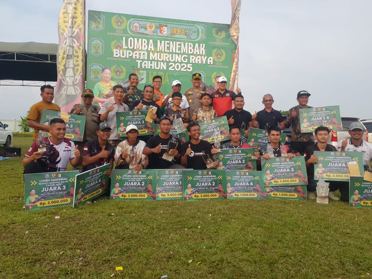 Heriyus saat berfoto bersama para peserta lomba menembak resmi ditutup Bupati Murung Raya.HUMAS