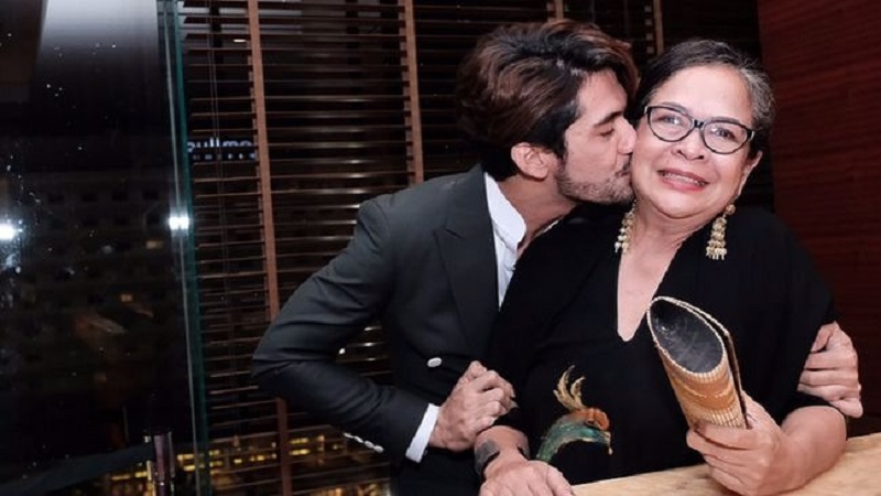 Reza Rahadian bersama ibunda.