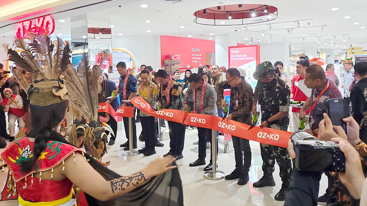 Peresmian gerai AZKO di Duta Mall Palangka Raya yang ditandai dengan pemotongan pita.