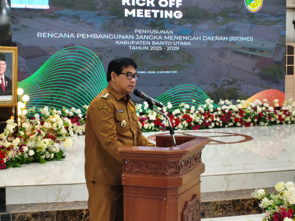 Bupati Batara H Shalahuddin ST MT saat apel gabungan di Arena Terbuka Tiara Batara, Senin (13/10/2025). RENO SAPUTRA/KALTENG POS