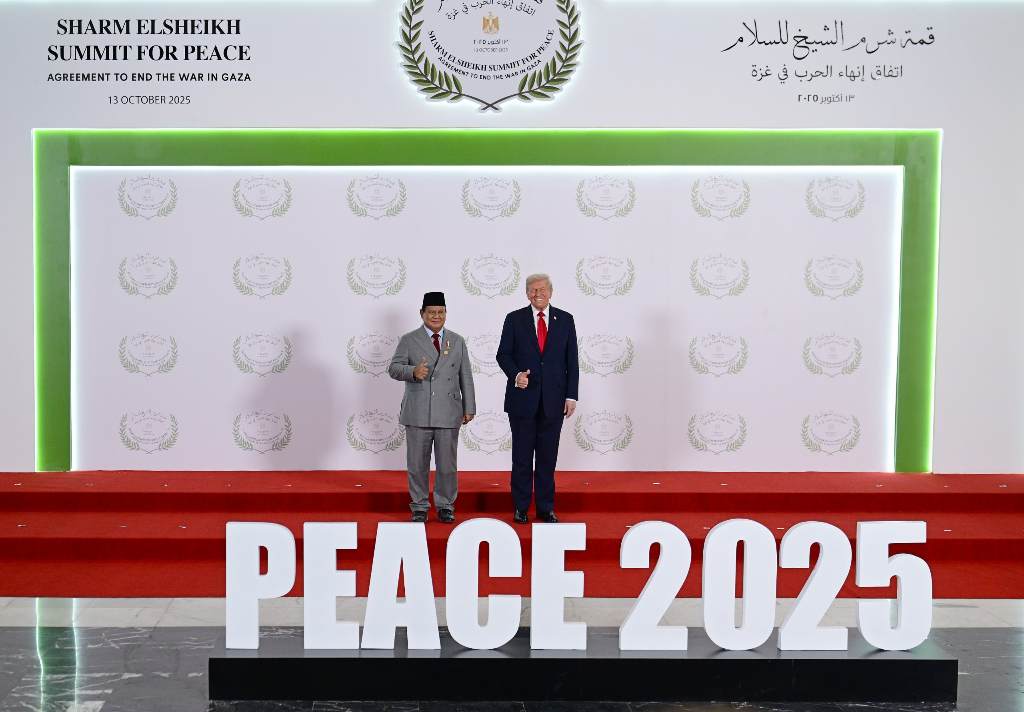 Presiden Amerika Serikat Donald Trump bersama Presiden Indonesia Prabowo Subianto di KTT Perdamaian Gaza.SETNEG