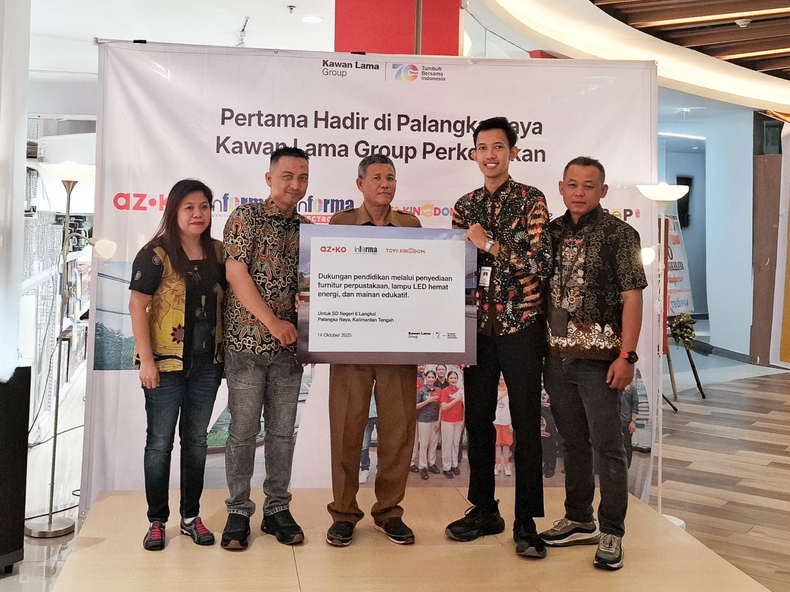 Perwakilan Kawan Lama Group menyerahkan bantuan pendidikan berupa lampu LED hemat energi, rak buku, hingga mainan edukatif kepada pihak SD Negeri 6 Langkai.