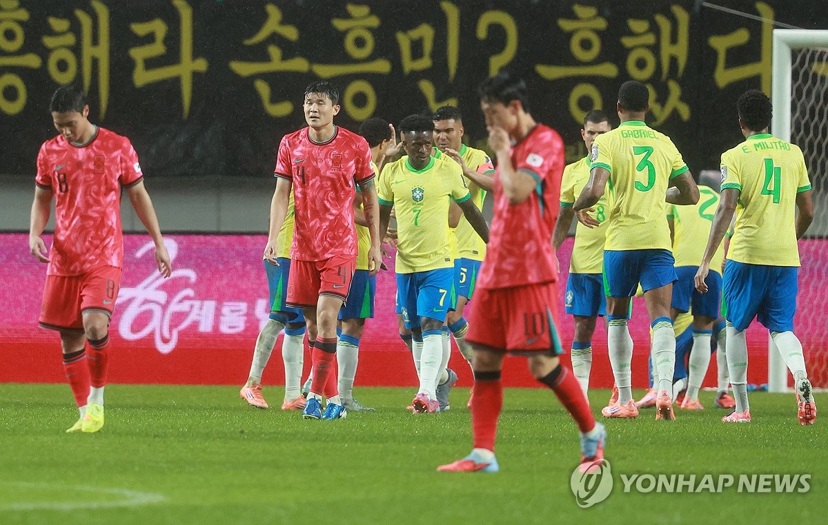 Para pemain Brasil berselebrasi usai mencetak gol ke gawang Korea Selatan dalam laga persahabatan di Stadion Piala Dunia Seoul, 10 Oktober 2025.(Sumber: Yonhap)