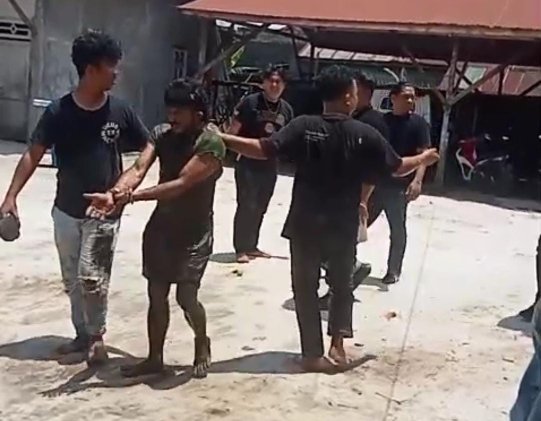 Penangkapan oleh petugas terhadap terduga pelaku kejahatan.SCREENSHOOT