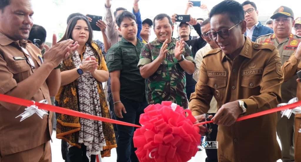Bupati Murung Raya Heriyus saat melakukan pemotongan pita.HUMAS