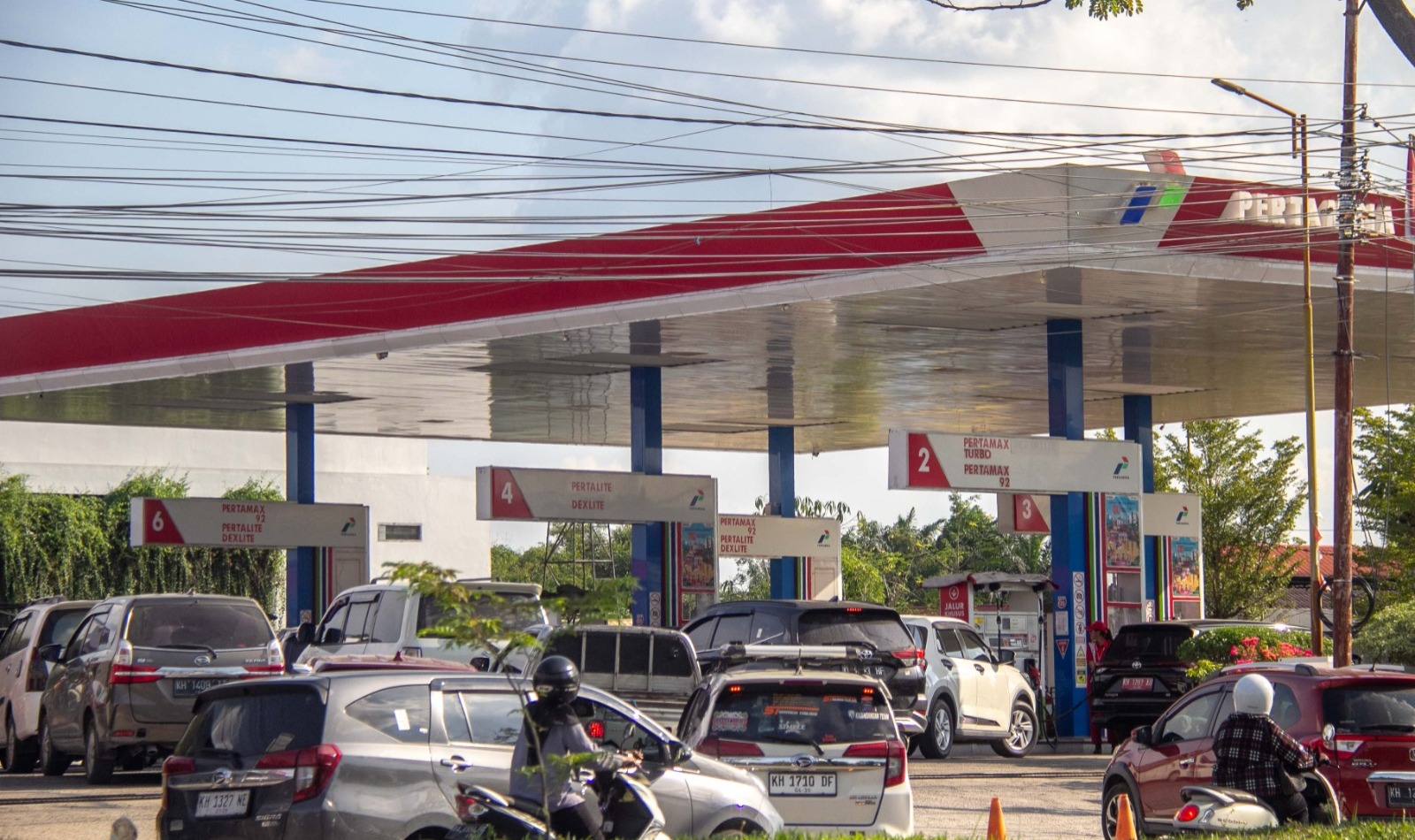 Pengendara tampak mengantre di SPBU Jalan Yos Sudarso Palangka Raya, Selasa (14/10/2025). ARIEF PRATHAMA/KALTENG POS