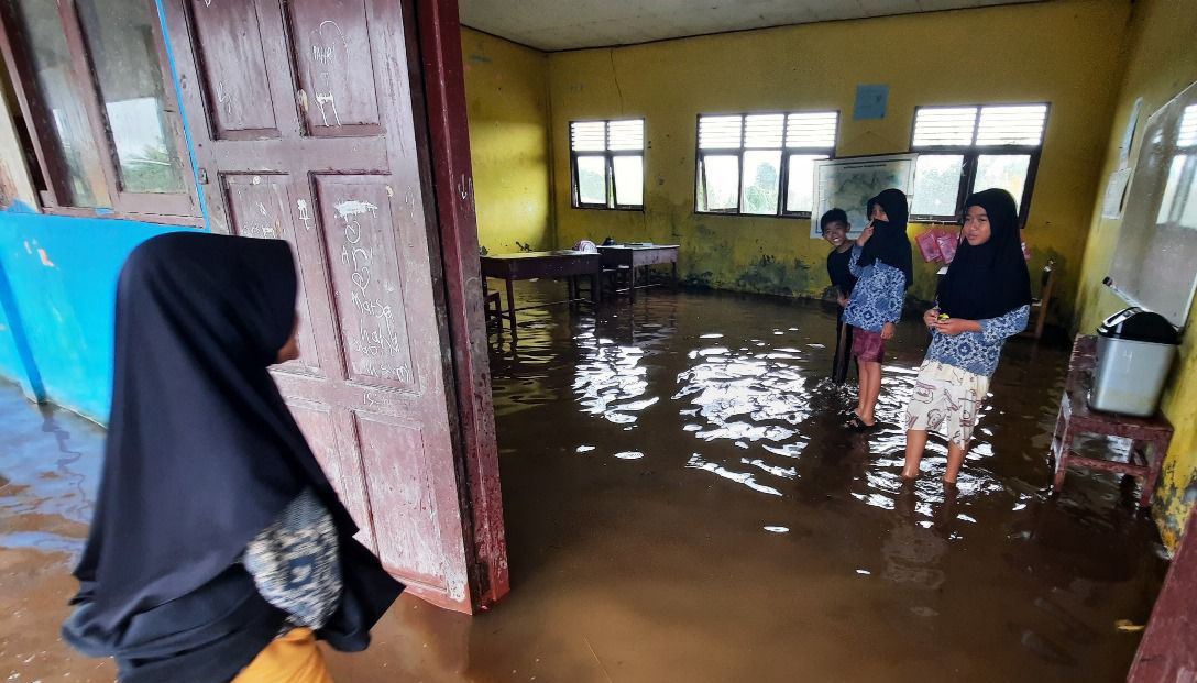 Banjir di Sekolah Dasar Negeri (SDN) Kunjung Lampuyang, Kecamatan Teluk Sampit.BPBD