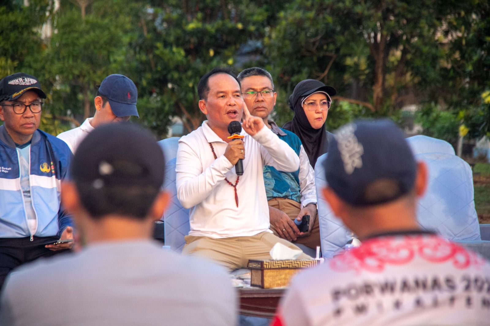 Gubernur Kalteng, Agustiar Sabran diskusi bersama media di halaman Istana Isen Mulang.ARIEF PRATHAMA/KALTENG POS