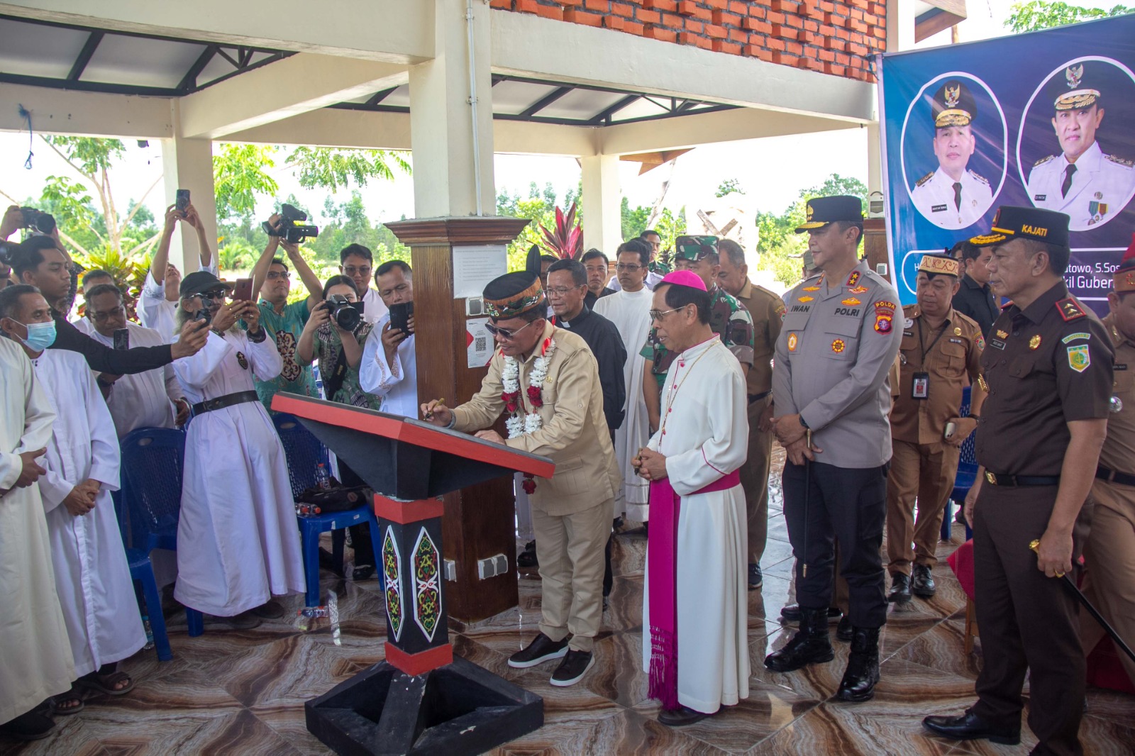 Gubernur Kalteng H Agustiar Sabran meresmikan Jalan Salib di Catholic Center. ARIEF PRATHAMA/KALTENG POS