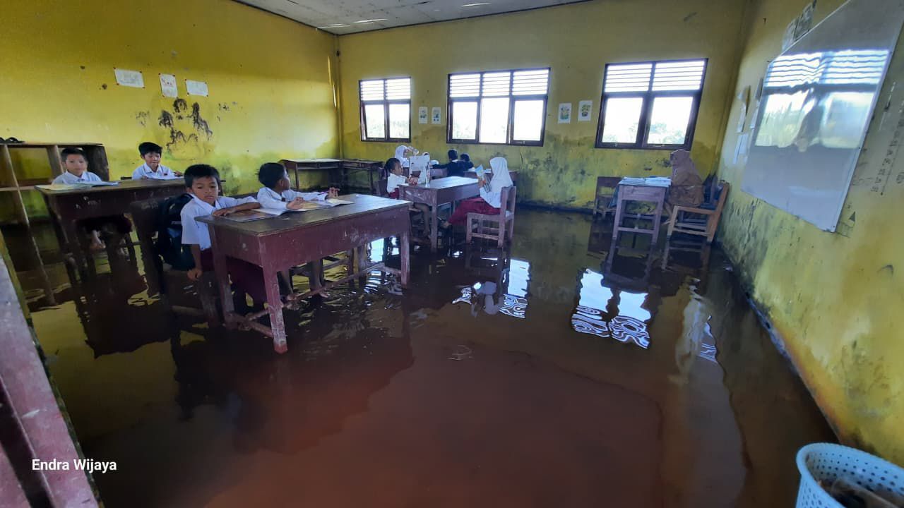 Banjir di Sekolah Dasar Negeri (SDN) Kunjung Lampuyang, Kecamatan Teluk Sampit.BPBD