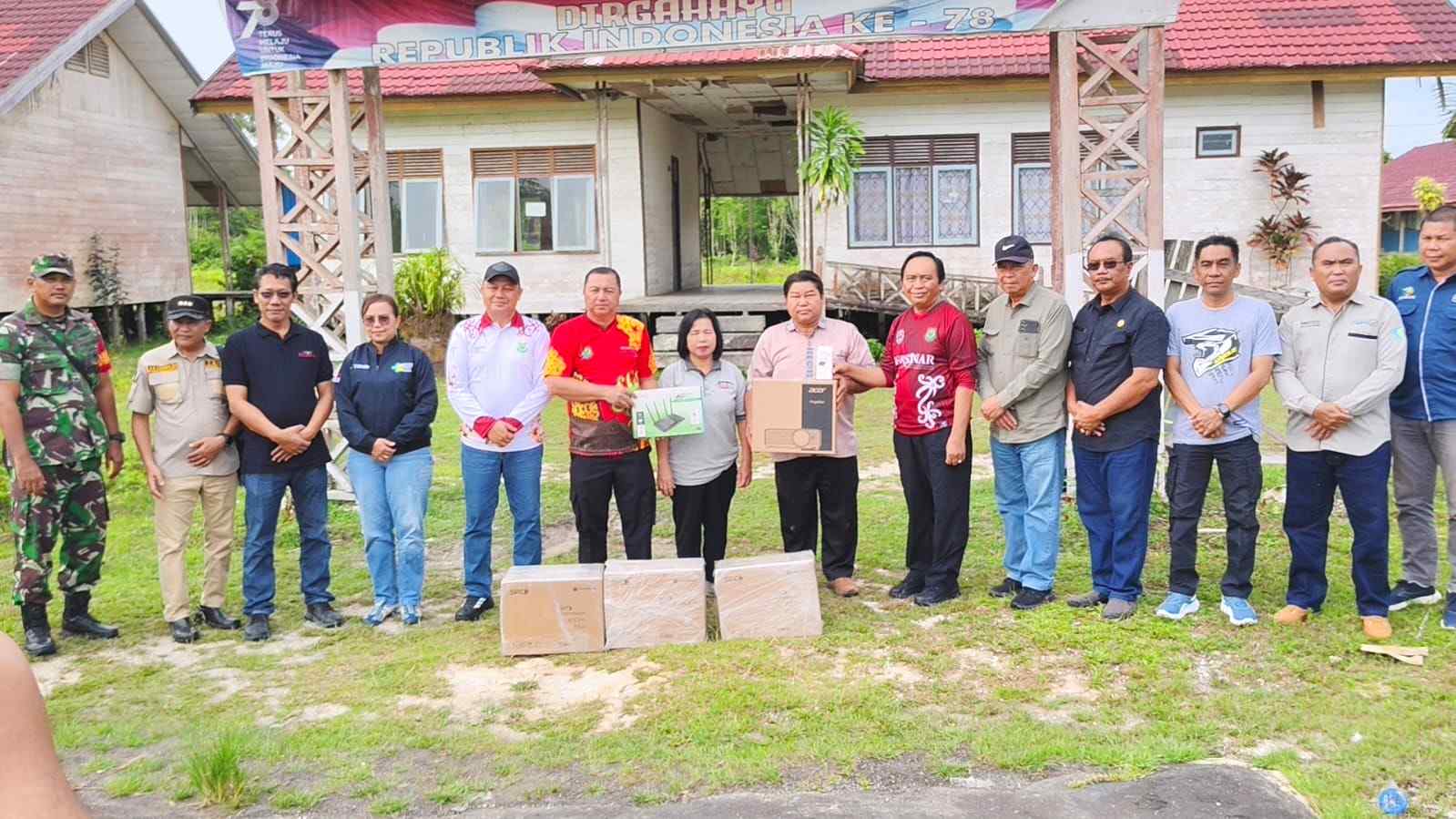 Wakil Bupati Dodo memimpin penyerahan sarana pembelajaran berbasis digital kepada sejumlah sekolah. HMSKMF KAPUAS