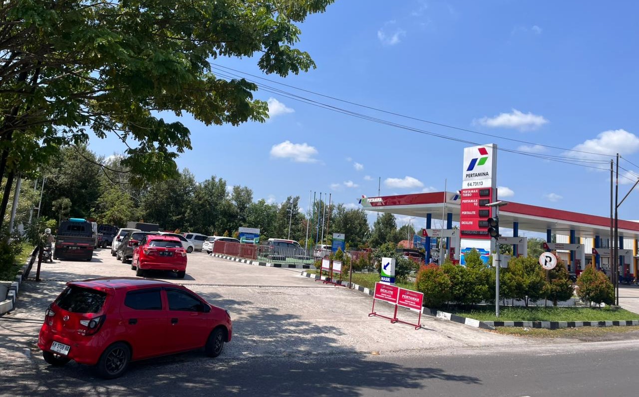 Kendaraan mengantre di salah satu SPBU Pertamina di Palangka Raya, Kamis (16/10/2025). PERTAMINA UNTUK KALTENG POS