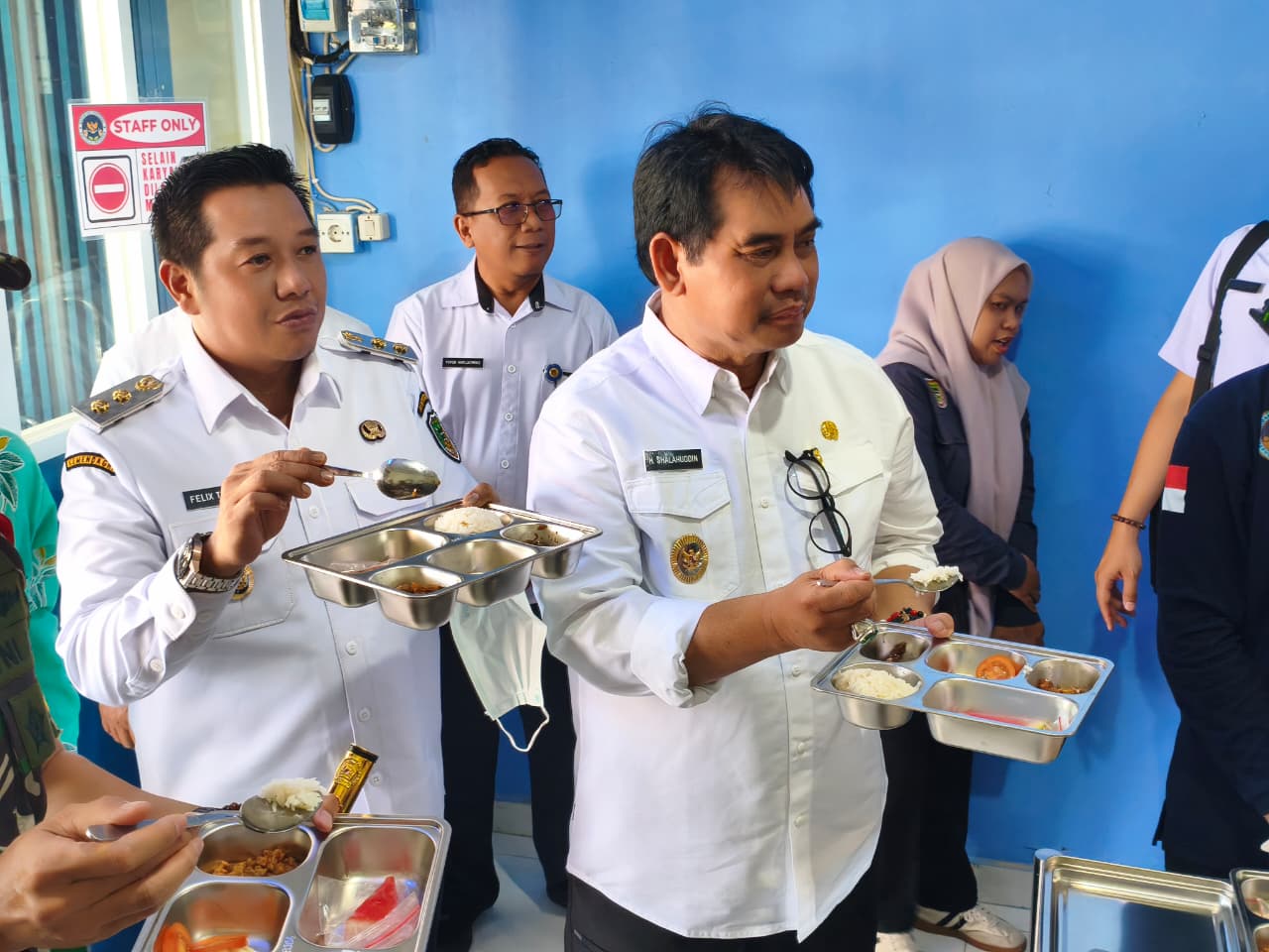 Bupati Batara H Shalahuddin memantau pelaksanaan program MBG. RENO SAPUTRA/KALTENG POS